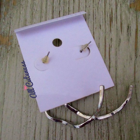 🎀 Wavy Hoop Earrings - Picture 3 of 5